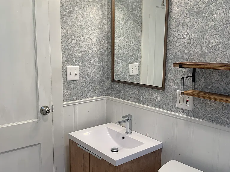 1109 N Bosart Ave — Photo 9