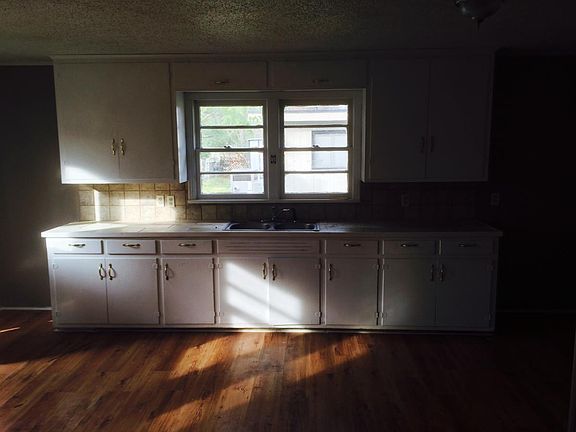 3rd image of 642 Rockport St