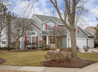 648 Willow Dr, Carol Stream, IL 60188