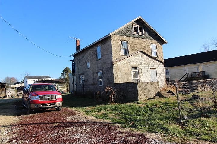 2nd image of 207 Chestnut St
