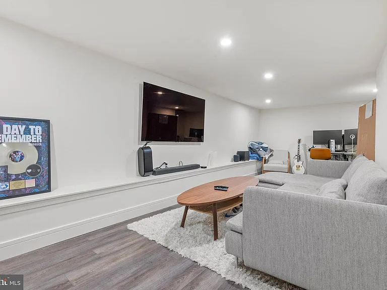 2117 Clymer St — Photo 4