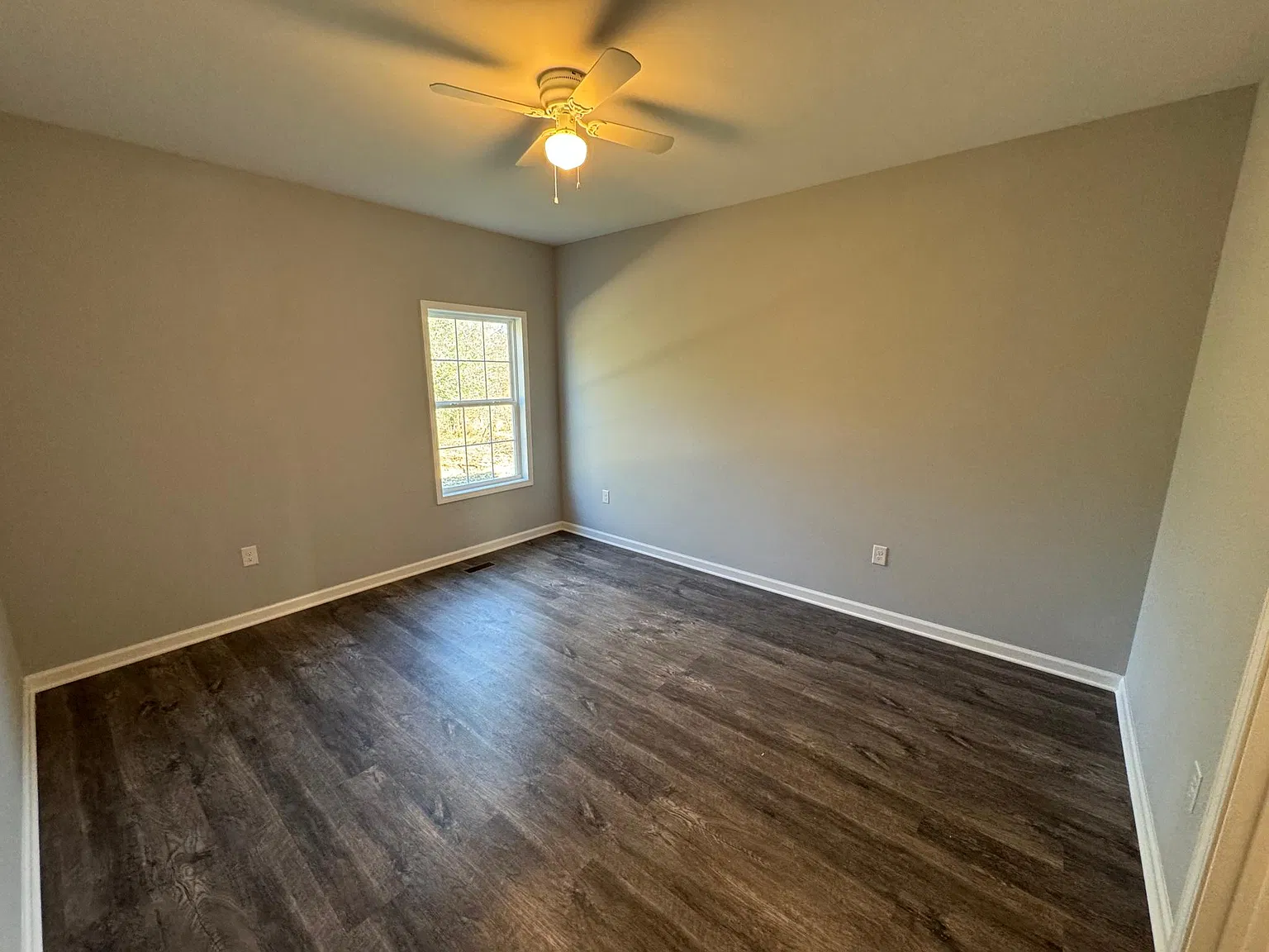 200 Village Ln — Photo 2