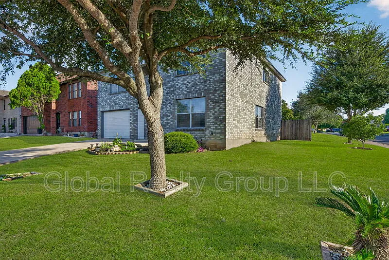 4 bed, 2.5 bath, 2576 sqft, $1,925 — Photo 4