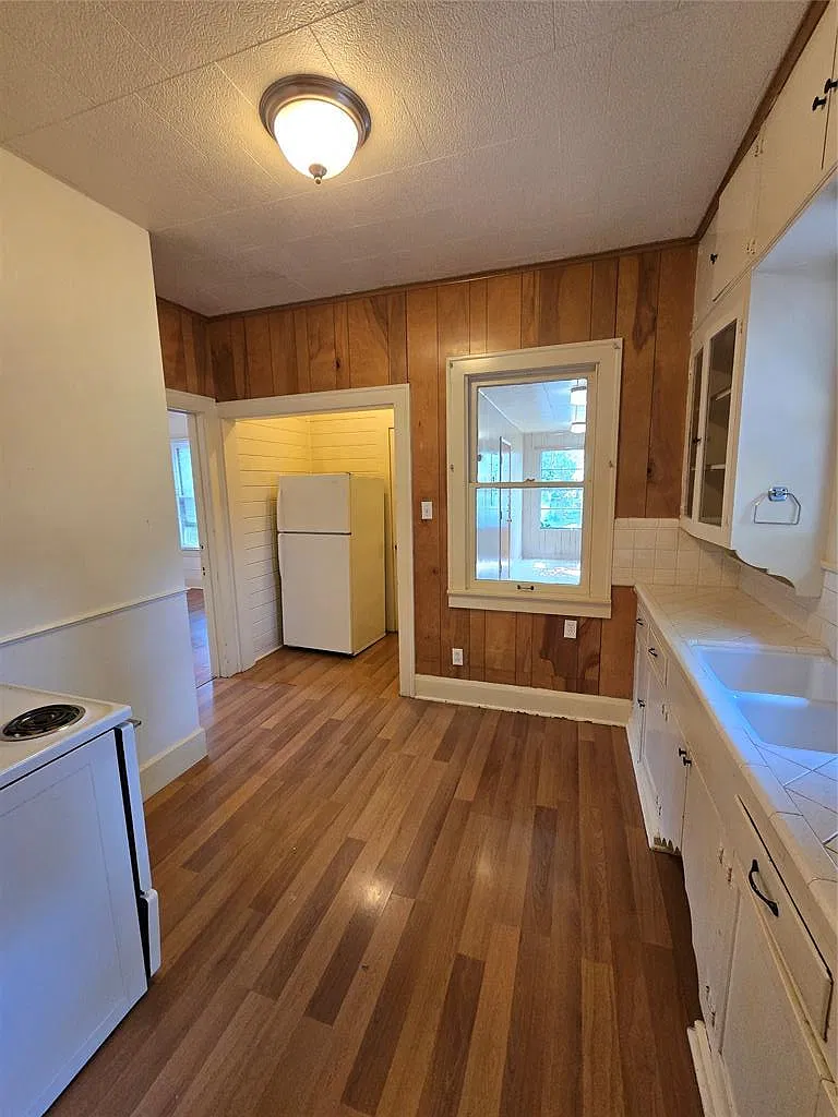 3 bed, 1.0 bath, 1121 sqft, $2,900 — Photo 4