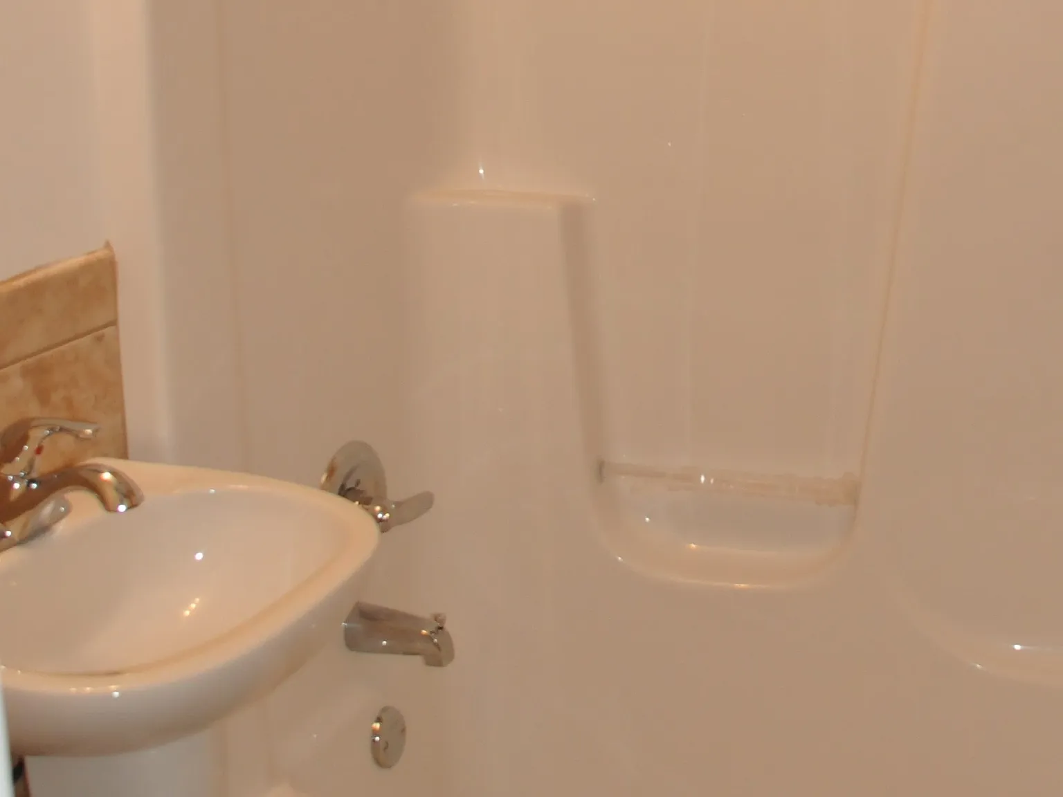 3 bed, 1100 sqft, $2,000 — Photo 3