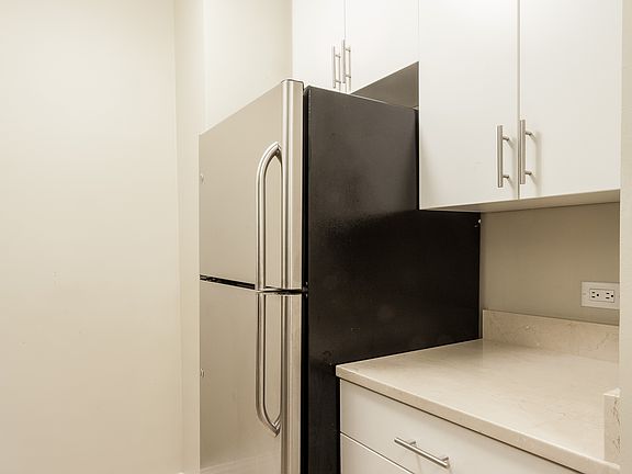 4th image of 30 W 63rd St APT 8R