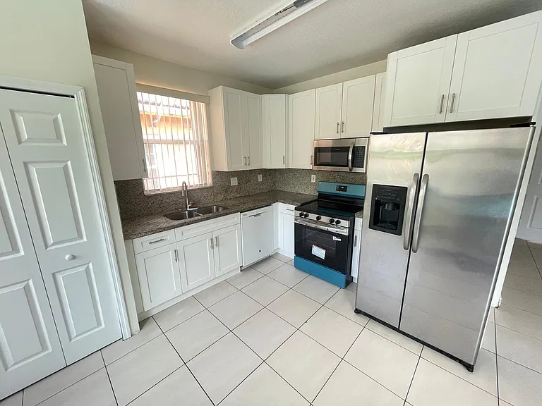12468 SW 121st Ave — Photo 8