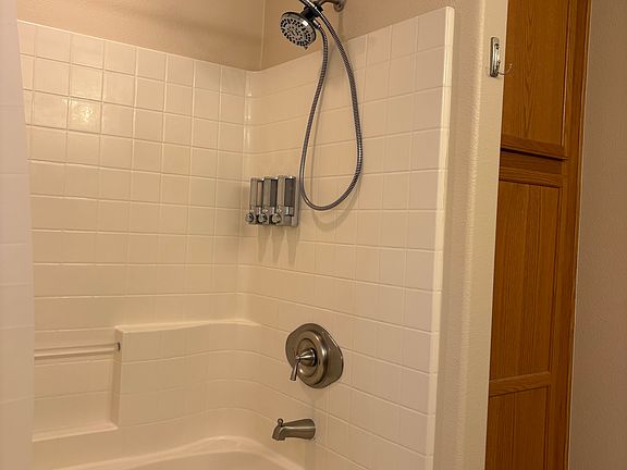 4th image of 437 N Placer Privado