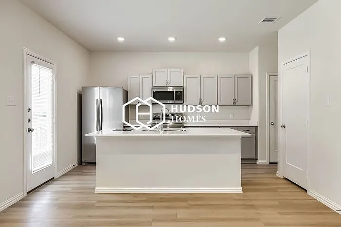 4 bed, 3.0 bath, 1828 sqft, $2,025 — Photo 3
