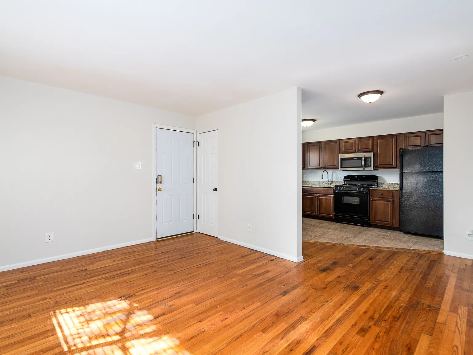 2 bed, $1,050 — Photo 4