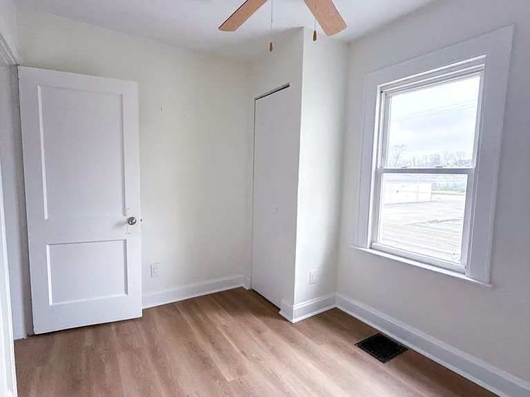 2143 Leonard Ave — Photo 12