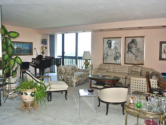 3rd image of 26910 Grand Central Pkwy APT 27E