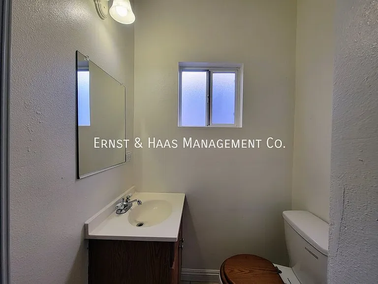 1815 E 11th St — Photo 11