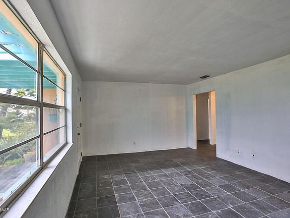 3rd image of 32 Sunset Blvd