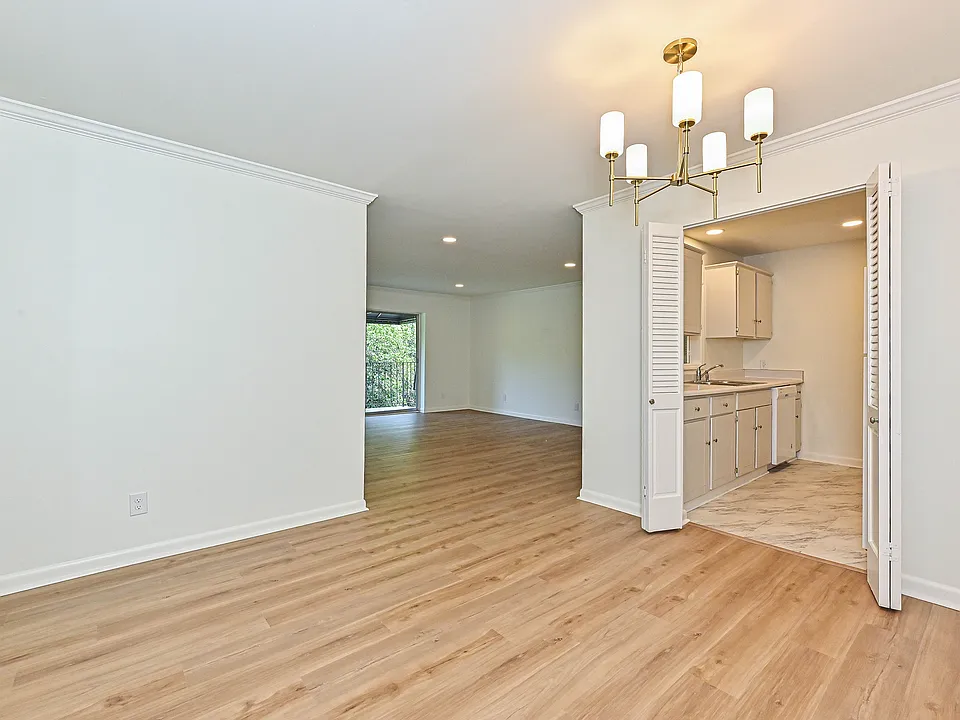 1323 Queens Rd #414