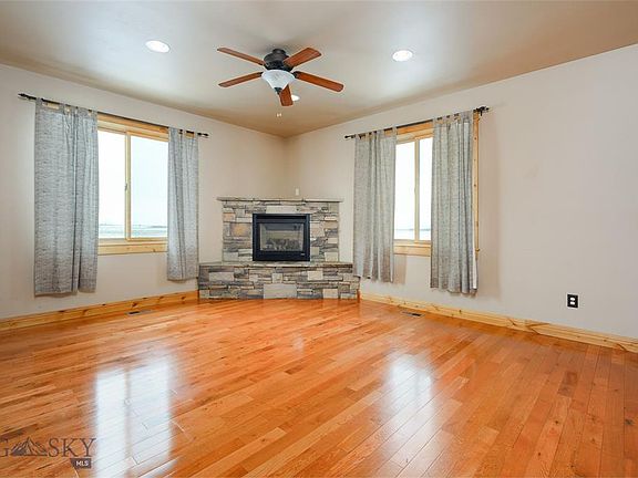 3rd image of 905A Saxon Way #905A