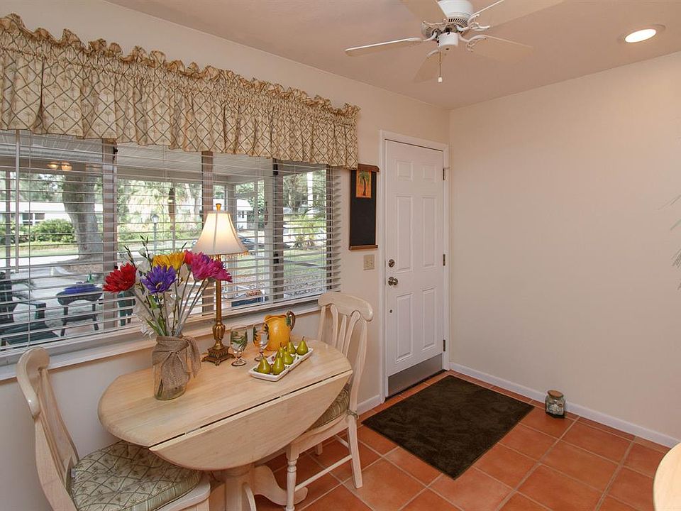 1st image of 646 Dahlia Ln