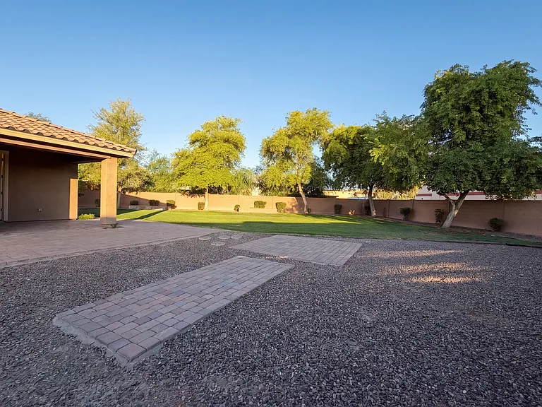 146 E Bernie Ln — Photo 5