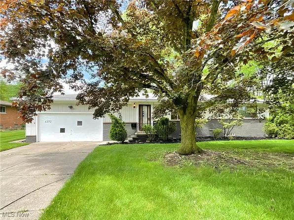 6372 Tanglewood Ln, Seven Hills, OH 44131