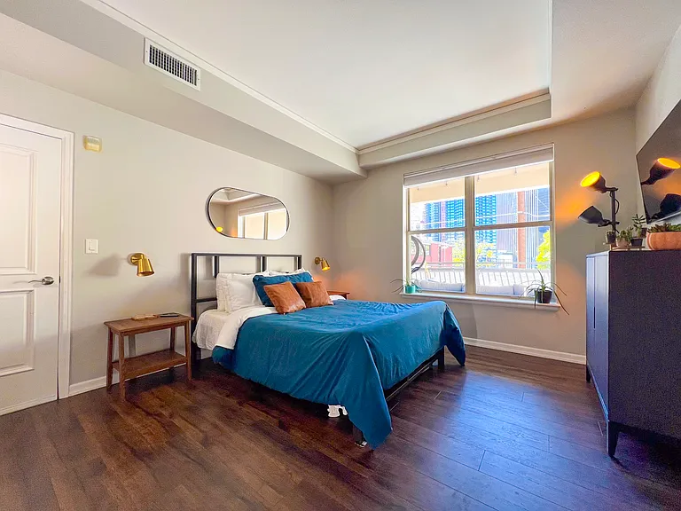Queen size memory foam mattress, walk-in closet, and more!