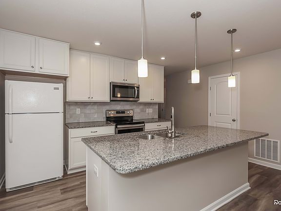3rd image of 718 Emerald Dr