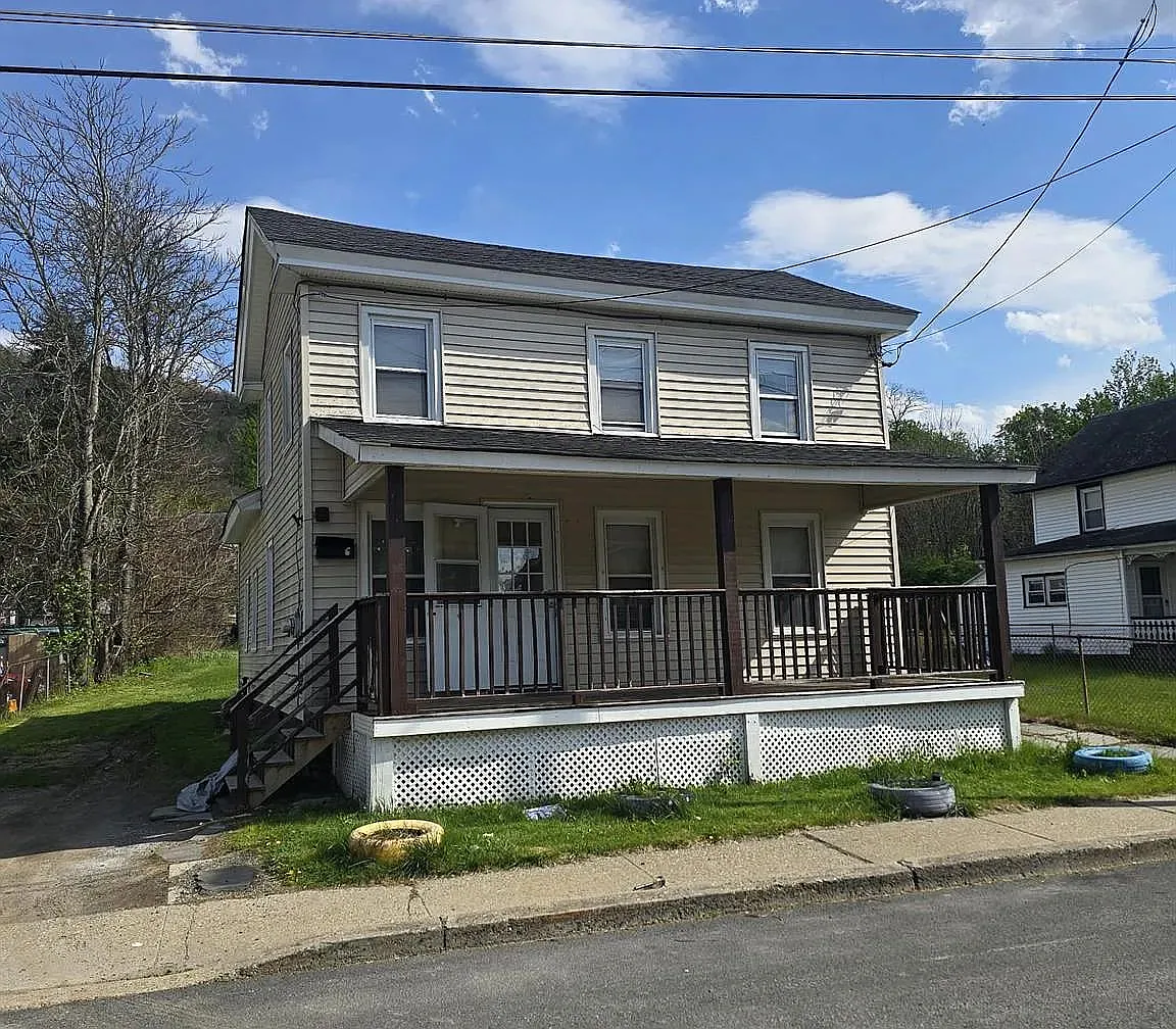 4 bed, $2,700 — Photo 1