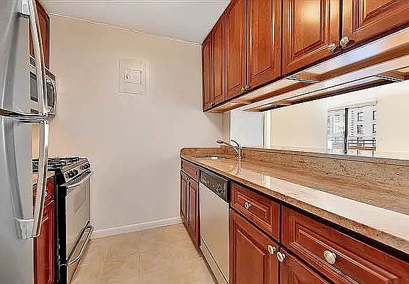 5th image of 228 W 139th St #3