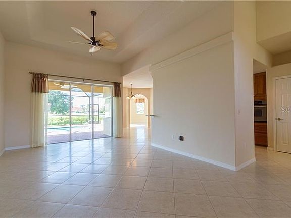 Extended view coming in the entry of the pool and golf course.