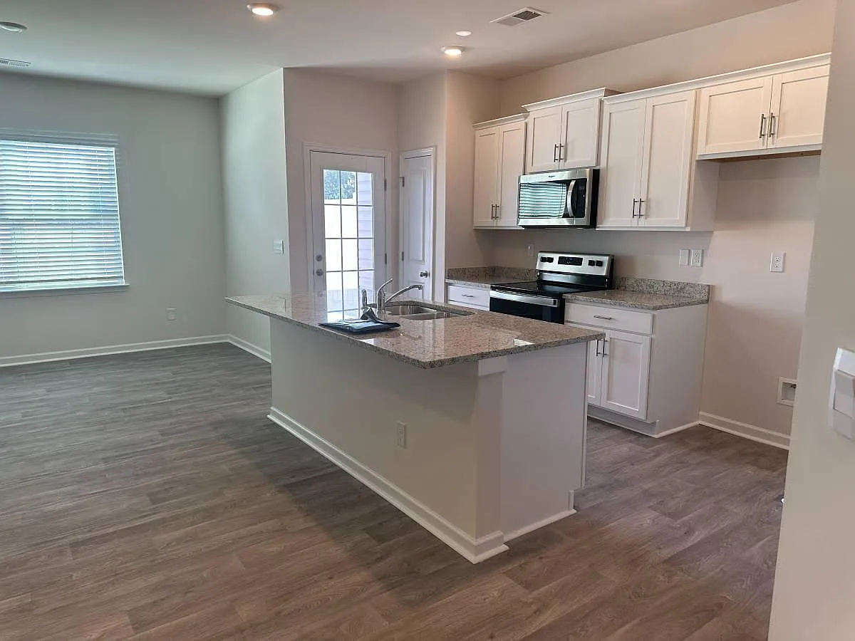 3 bed, 2.5 bath, 1440 sqft, $1,750 — Photo 2