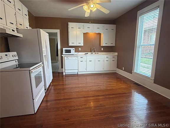 2nd image of 202 E Hackberry Street