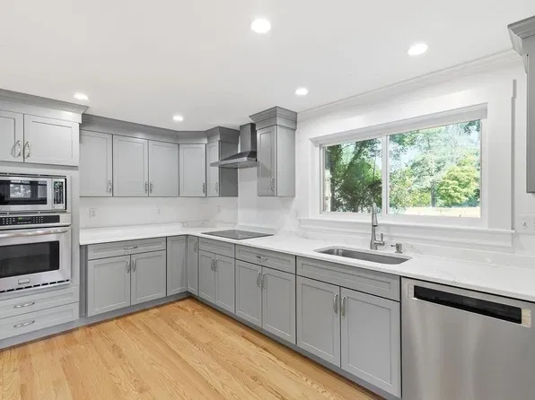 146A W Division St, Braintree, MA 02184