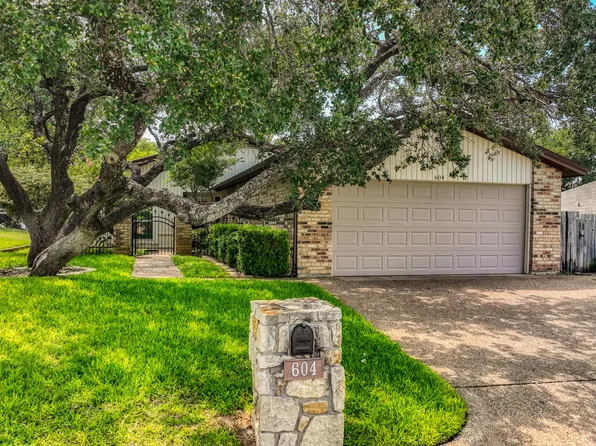 604 Harbor Cir, Azle, TX 76020