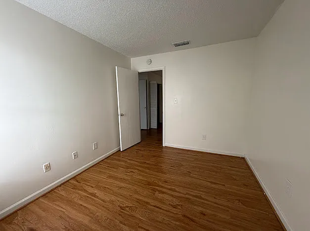 548 Hollomon Dr — Photo 13