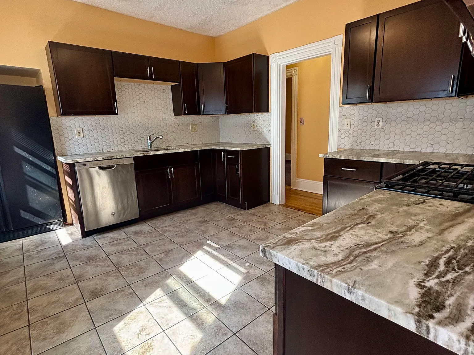 4 bed, 2060 sqft, $3,200 — Photo 4
