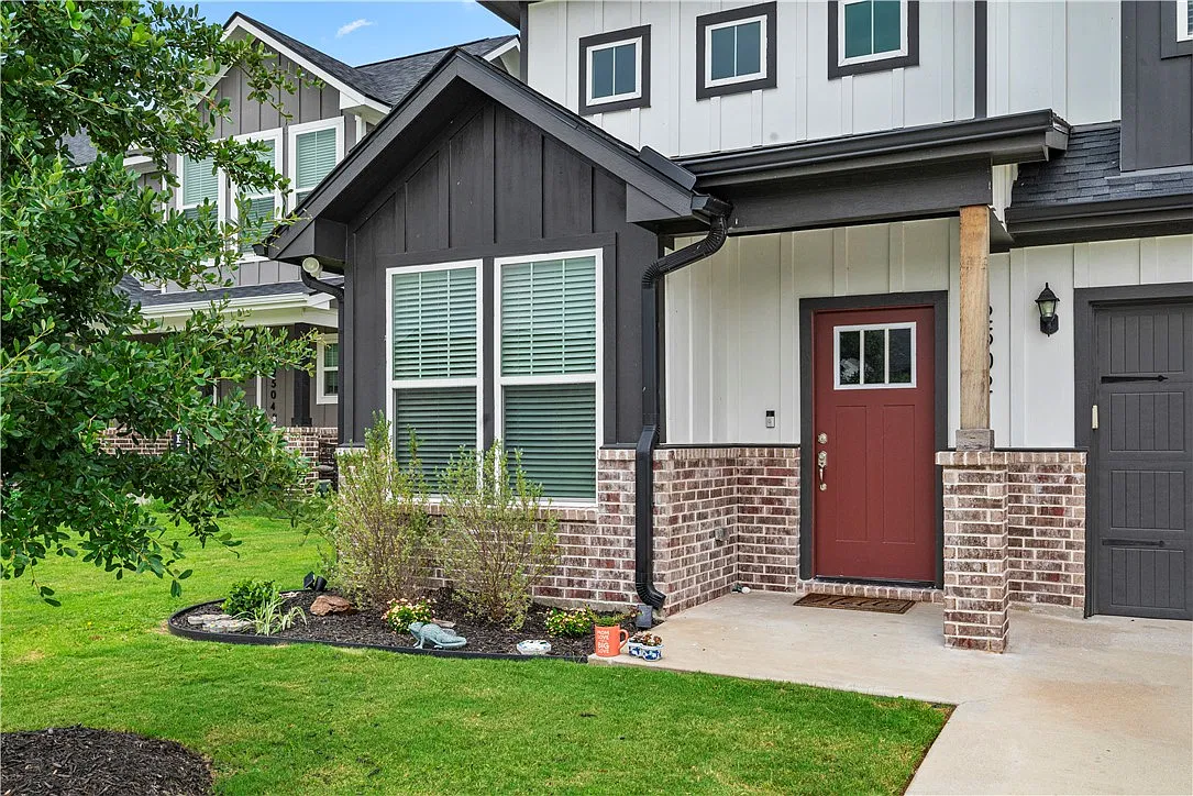 3 bed, 2.5 bath, 2067 sqft, $2,300 — Photo 4