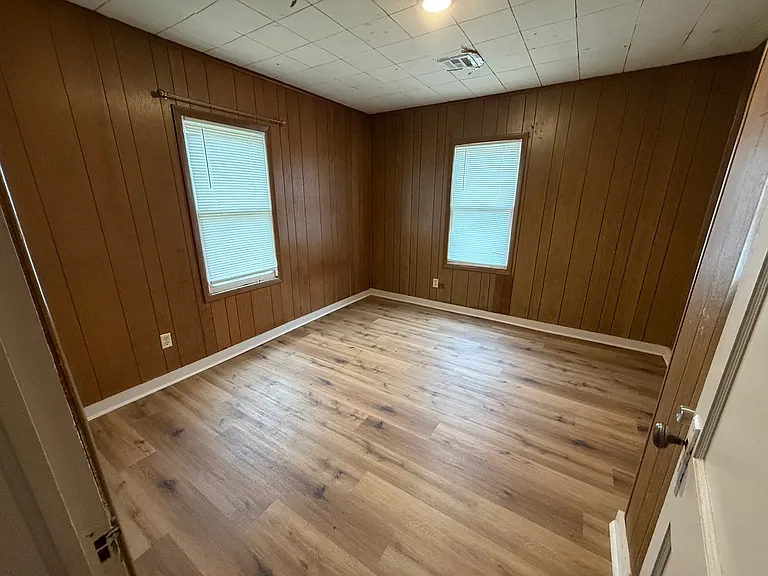 213 E Velma Ave — Photo 8