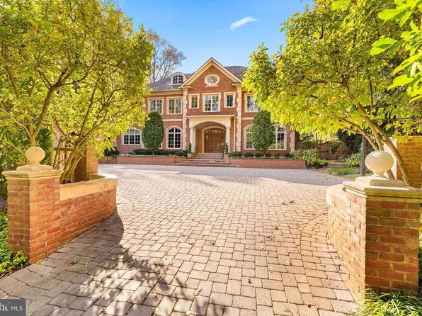 8906 Fernwood Rd, Bethesda, MD 20817