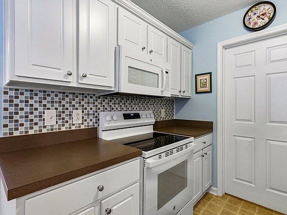 5th image of 200 Country Manor Dr. #B