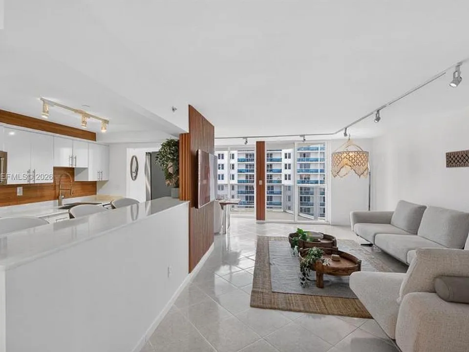 2401 Collins Ave #1406A