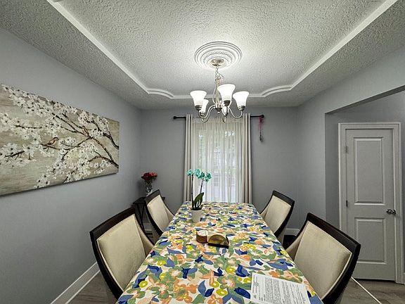 5th image of 521 NW Chateau Dr