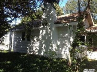 17 Donald St, Holbrook, NY 11741