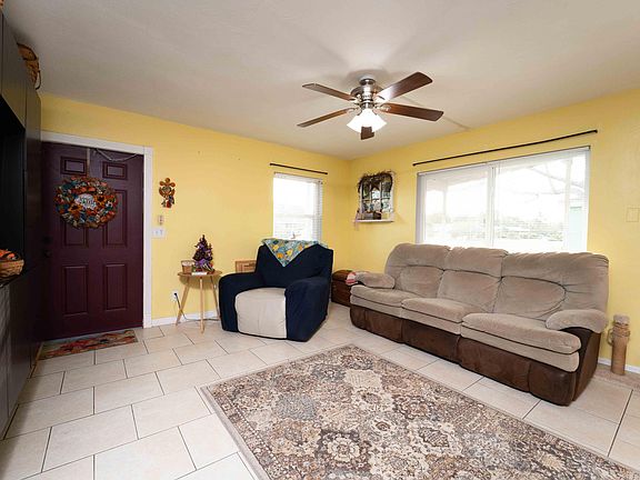 3rd image of 109 SE Lucero Drive