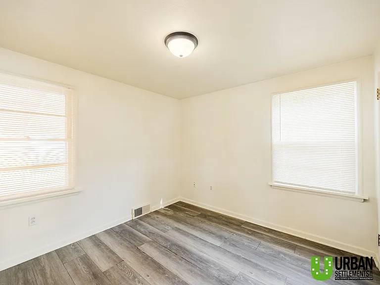 2427 W Walton Ave — Photo 8