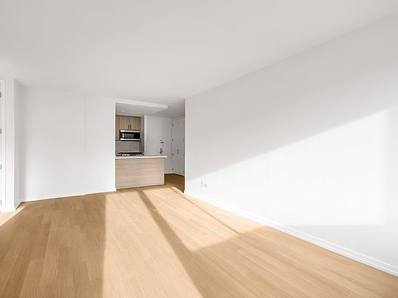 5th image of 200 W 60th St APT 9H