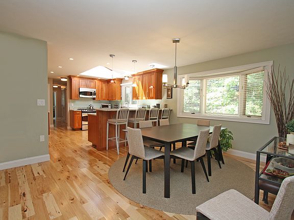 4th image of 2 Eastbrook Dr