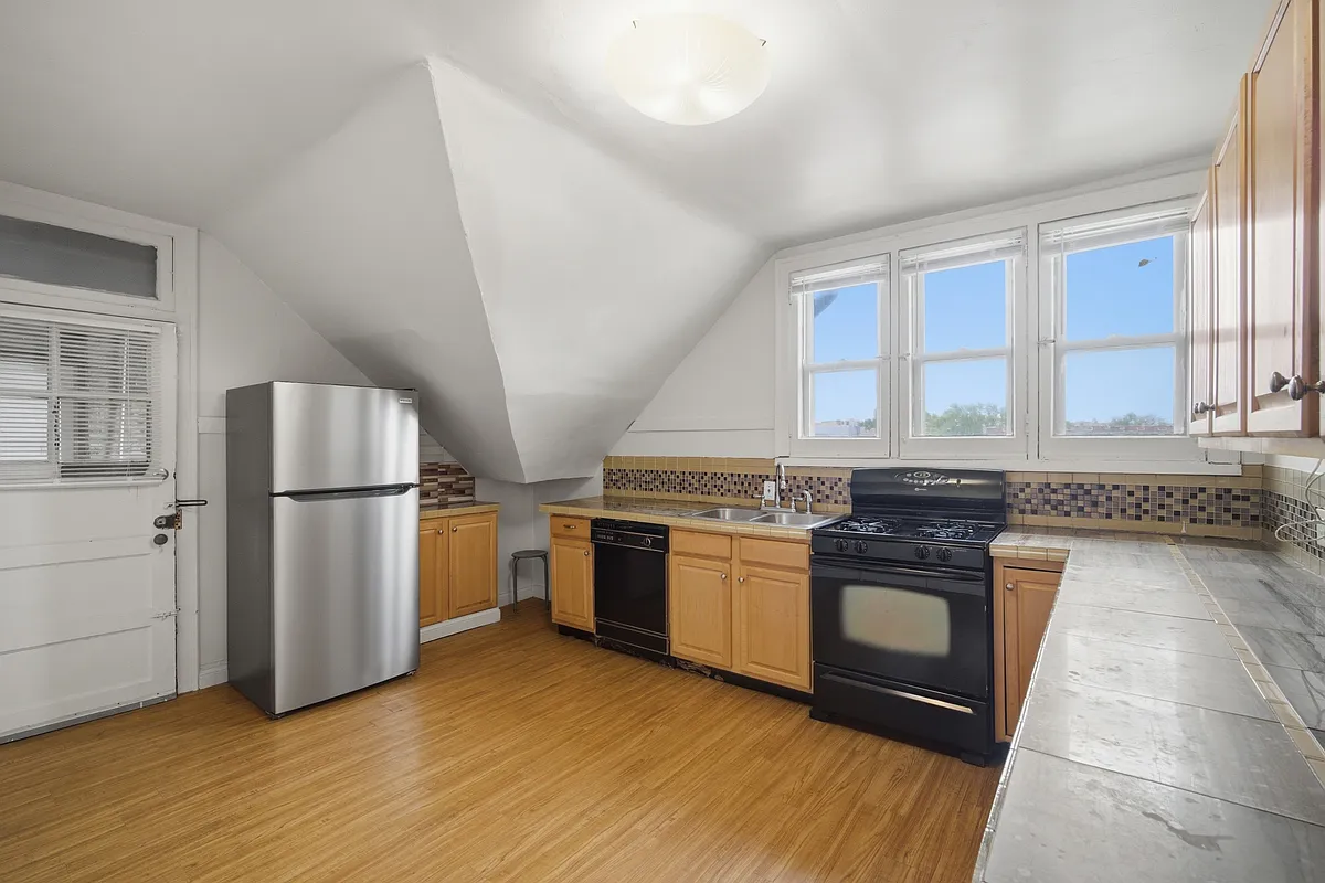kitchen - 422 N Pine Ave #3