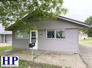 2004 11th St, Charleston, IL 61920