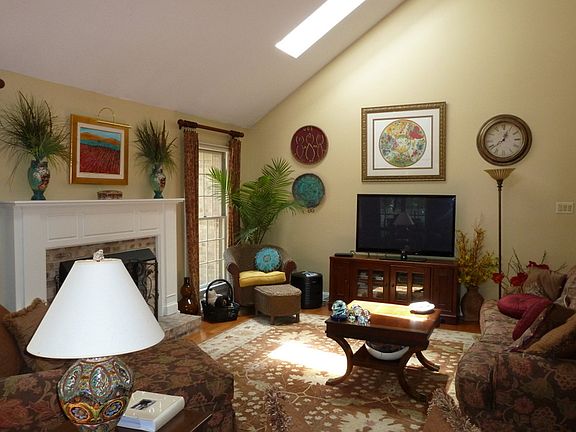 3rd image of 679 N Park Dr