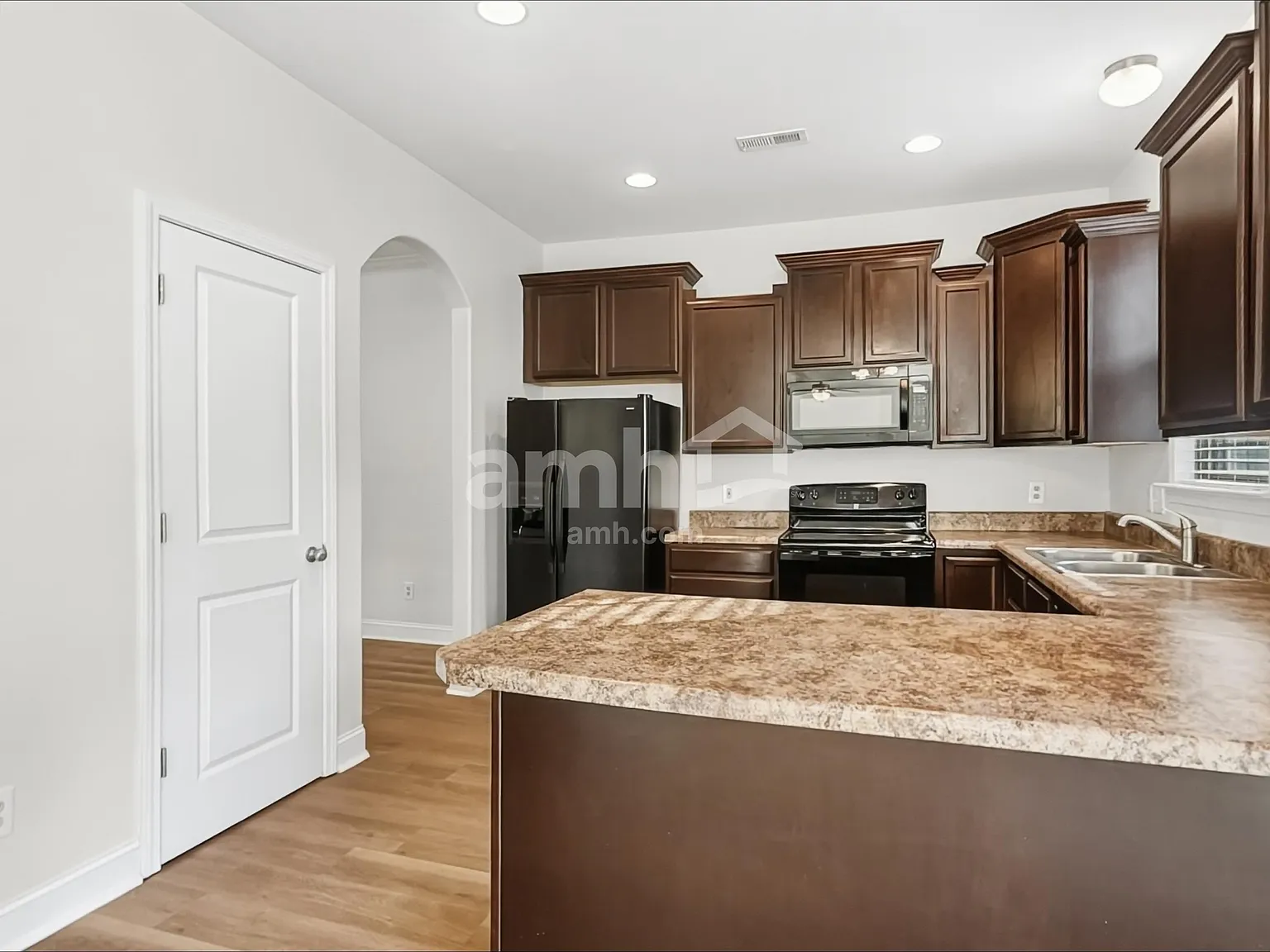 4 bed, 2.5 bath, 1950 sqft, $2,140 — Photo 4