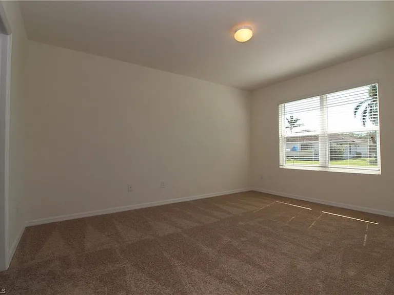 2129 SE 10th Pl — Photo 3